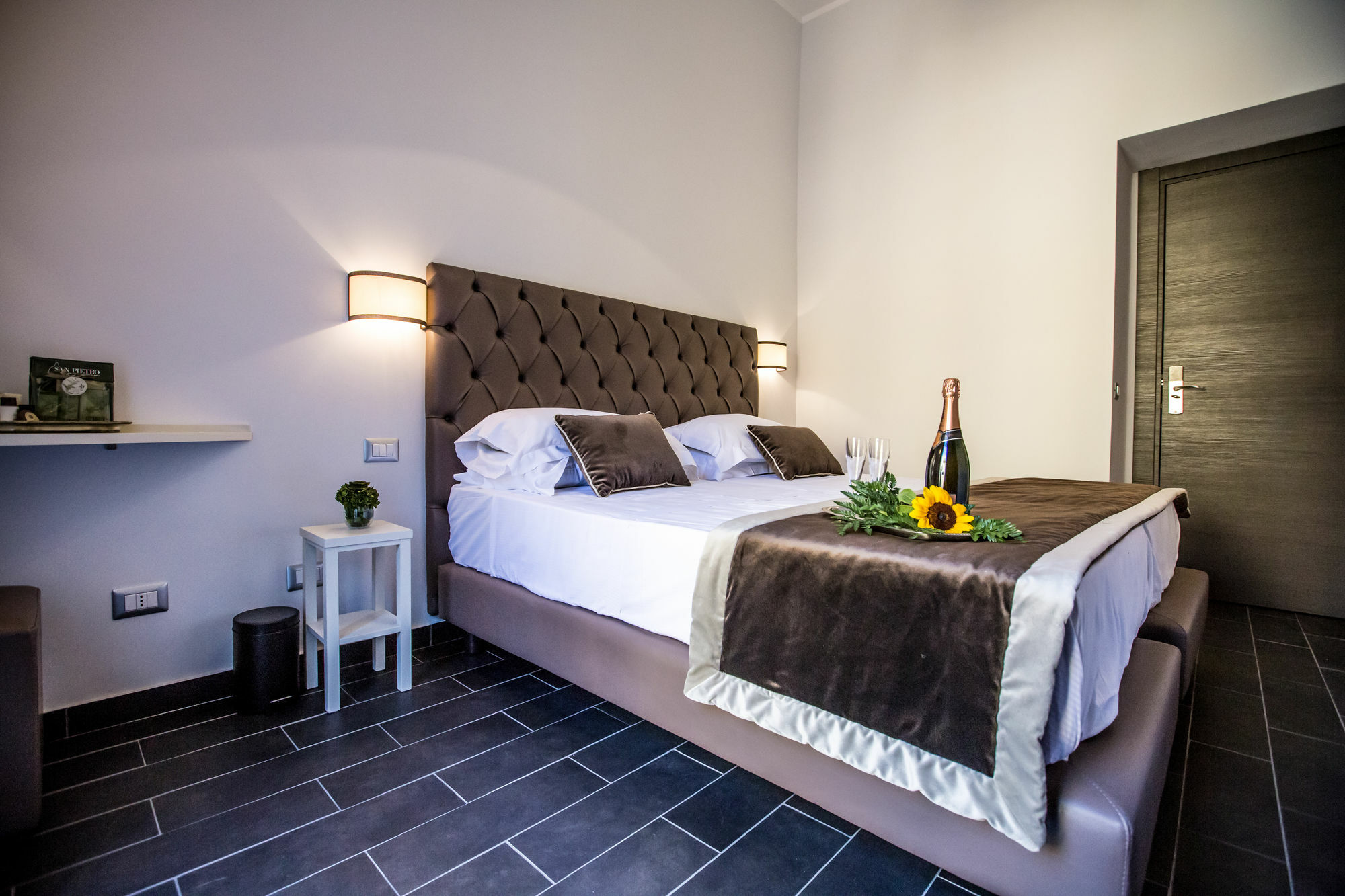 Отель San Pietro Leisure And Luxury Рим Экстерьер фото